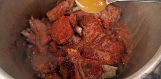 Фото приготовления рецепта: Кузу мутанджана - баранина с миндалем и сухофруктами - шаг №17