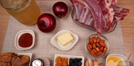 Фото приготовления рецепта: Кузу мутанджана - баранина с миндалем и сухофруктами - шаг №1