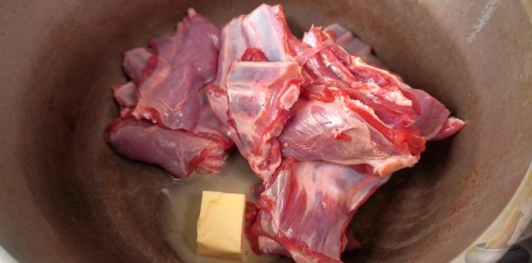 Фото приготовления рецепта: Кузу мутанджана - баранина с миндалем и сухофруктами - шаг №8