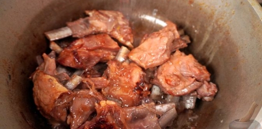 Фото приготовления рецепта: Кузу мутанджана - баранина с миндалем и сухофруктами - шаг №13