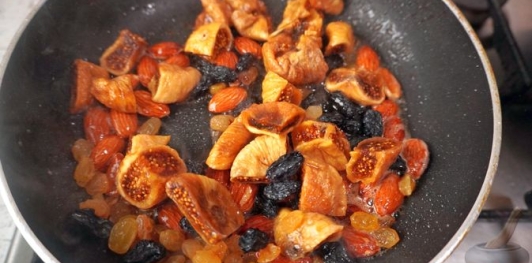 Фото приготовления рецепта: Кузу мутанджана - баранина с миндалем и сухофруктами - шаг №5