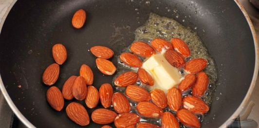 Фото приготовления рецепта: Кузу мутанджана - баранина с миндалем и сухофруктами - шаг №4