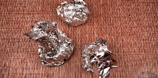 Фото приготовления рецепта: Лабне с печеным молодым чесноком и зеленью - шаг №4