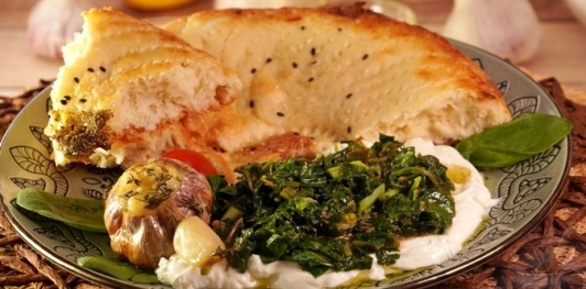 Фото приготовления рецепта: Лабне с печеным молодым чесноком и зеленью - шаг №15