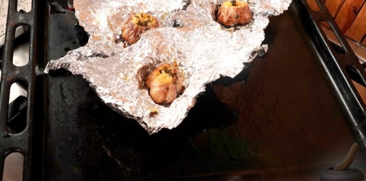 Фото приготовления рецепта: Лабне с печеным молодым чесноком и зеленью - шаг №13