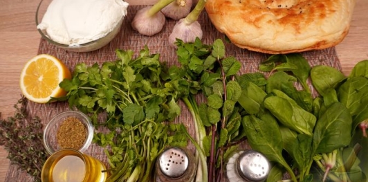 Фото приготовления рецепта: Лабне с печеным молодым чесноком и зеленью - шаг №1