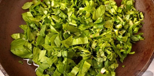 Фото приготовления рецепта: Лабне с печеным молодым чесноком и зеленью - шаг №9