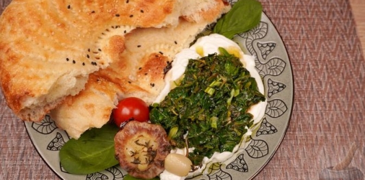 Фото приготовления рецепта: Лабне с печеным молодым чесноком и зеленью - шаг №14