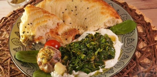 Фото приготовления рецепта: Лабне с печеным молодым чесноком и зеленью - шаг №16