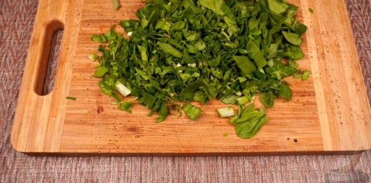 Фото приготовления рецепта: Лабне с печеным молодым чесноком и зеленью - шаг №6