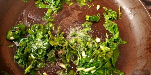 Фото приготовления рецепта: Лабне с печеным молодым чесноком и зеленью - шаг №10