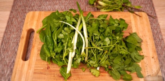 Фото приготовления рецепта: Лабне с печеным молодым чесноком и зеленью - шаг №5