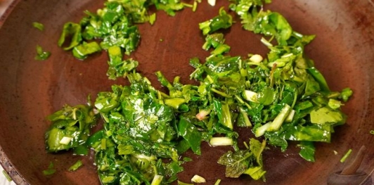 Фото приготовления рецепта: Лабне с печеным молодым чесноком и зеленью - шаг №12