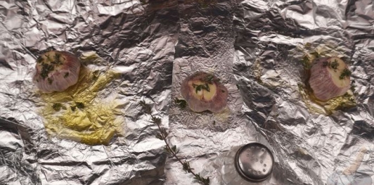 Фото приготовления рецепта: Лабне с печеным молодым чесноком и зеленью - шаг №3