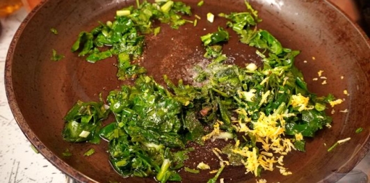 Фото приготовления рецепта: Лабне с печеным молодым чесноком и зеленью - шаг №11