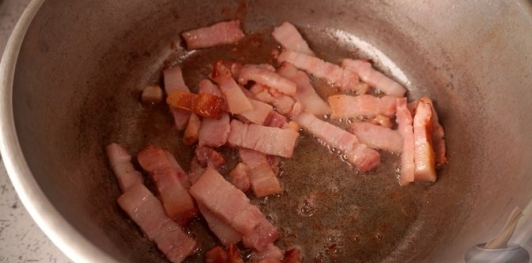 Фото приготовления рецепта: Лечо с копчёными колбасками и клёцками - шаг №5