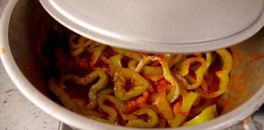 Фото приготовления рецепта: Лечо с копчёными колбасками и клёцками - шаг №14