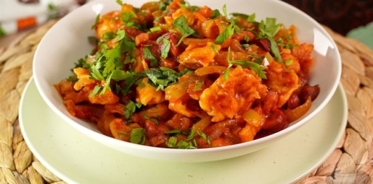 Фото приготовления рецепта: Лечо с копчёными колбасками и клёцками - шаг №22