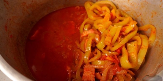 Фото приготовления рецепта: Лечо с копчёными колбасками и клёцками - шаг №17