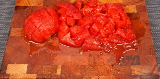 Фото приготовления рецепта: Лечо с копчёными колбасками и клёцками - шаг №8