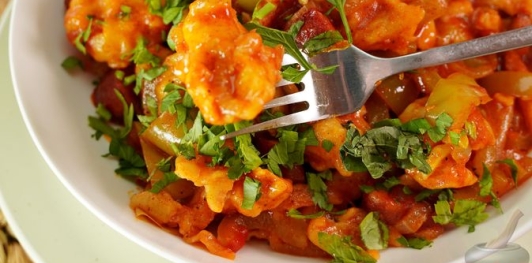 Фото приготовления рецепта: Лечо с копчёными колбасками и клёцками - шаг №23