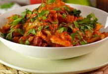 Лечо с копчёными колбасками и клёцками