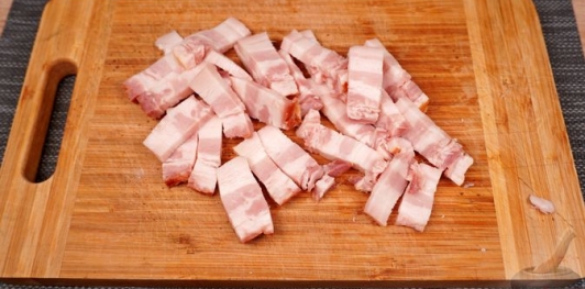 Фото приготовления рецепта: Лечо с копчёными колбасками и клёцками - шаг №4