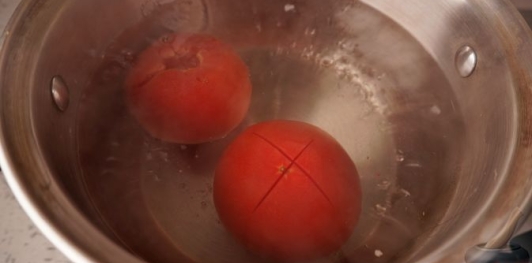 Фото приготовления рецепта: Лечо с копчёными колбасками и клёцками - шаг №2