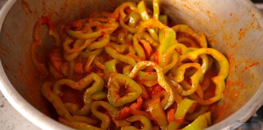 Фото приготовления рецепта: Лечо с копчёными колбасками и клёцками - шаг №13