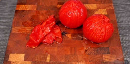 Фото приготовления рецепта: Лечо с копчёными колбасками и клёцками - шаг №3