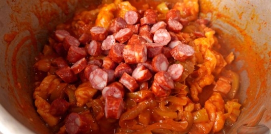 Фото приготовления рецепта: Лечо с копчёными колбасками и клёцками - шаг №20