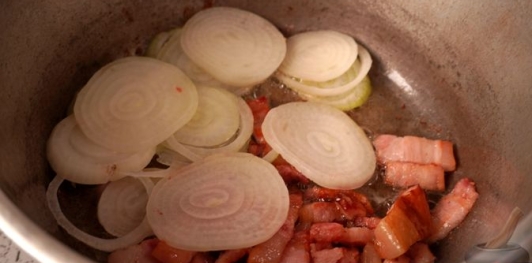 Фото приготовления рецепта: Лечо с копчёными колбасками и клёцками - шаг №7