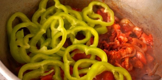 Фото приготовления рецепта: Лечо с копчёными колбасками и клёцками - шаг №12