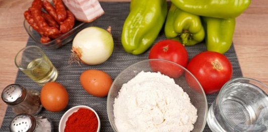 Фото приготовления рецепта: Лечо с копчёными колбасками и клёцками - шаг №1