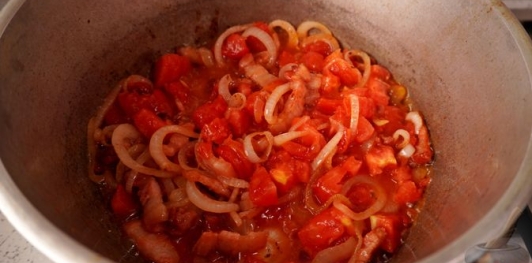 Фото приготовления рецепта: Лечо с копчёными колбасками и клёцками - шаг №9