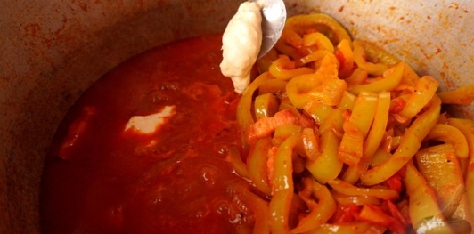 Фото приготовления рецепта: Лечо с копчёными колбасками и клёцками - шаг №18