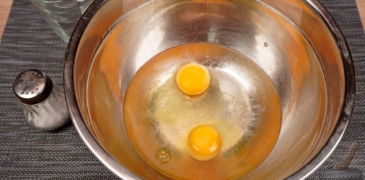 Фото приготовления рецепта: Лечо с копчёными колбасками и клёцками - шаг №15