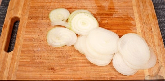 Фото приготовления рецепта: Лечо с копчёными колбасками и клёцками - шаг №6