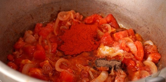 Фото приготовления рецепта: Лечо с копчёными колбасками и клёцками - шаг №11