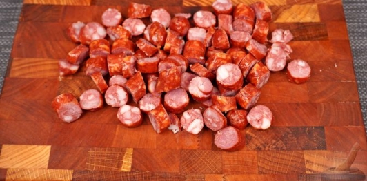 Фото приготовления рецепта: Лечо с копчёными колбасками и клёцками - шаг №19