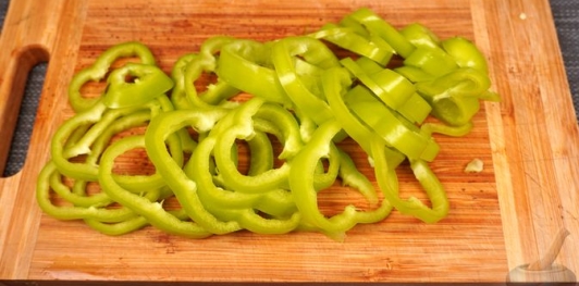 Фото приготовления рецепта: Лечо с копчёными колбасками и клёцками - шаг №10