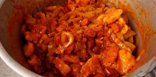 Фото приготовления рецепта: Лечо с копчёными колбасками и клёцками - шаг №21