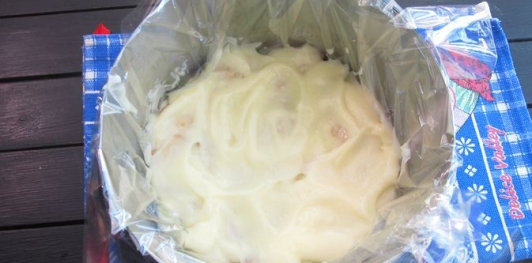 Фото приготовления рецепта: Ленивый наполеон из печенья - шаг №13