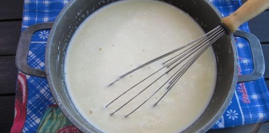 Фото приготовления рецепта: Ленивый наполеон из печенья - шаг №5