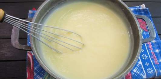 Фото приготовления рецепта: Ленивый наполеон из печенья - шаг №6