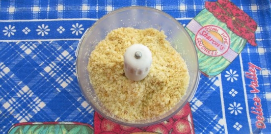 Фото приготовления рецепта: Ленивый наполеон из печенья - шаг №16