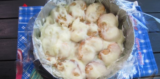 Фото приготовления рецепта: Ленивый наполеон из печенья - шаг №14