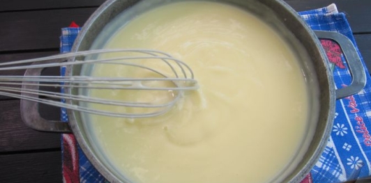 Фото приготовления рецепта: Ленивый наполеон из печенья - шаг №8