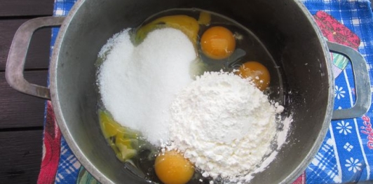 Фото приготовления рецепта: Ленивый наполеон из печенья - шаг №2