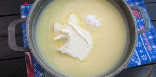 Фото приготовления рецепта: Ленивый наполеон из печенья - шаг №7